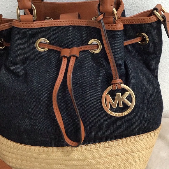EUC. MICHAEL KORS Denim Blue Drawstring Straw Bucket Top Handle/Crossbody Bag - Picture 2 of 16